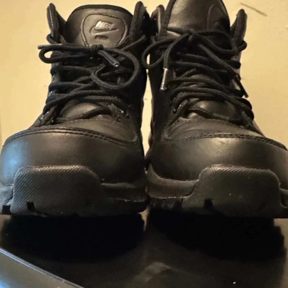 Nike Men's All-Black Manoa Leather Boots, Size 9